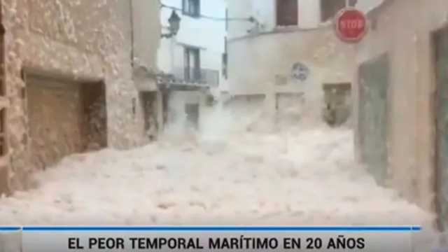 Las calles de Tossa de Mar se llenaron de espuma marina. (Foto: captura RTVE)