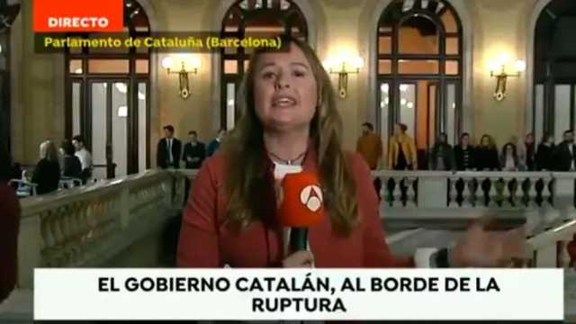 Puigdemont al teléfono y Junqueras en la Cámara a favor del referéndum y la independencia. (Foto: Antena 3)