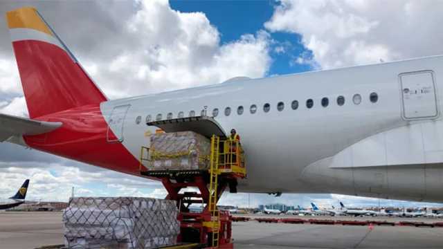 Un A350 de Iberia aterrizó en Barajas procedente de China con material sanitario. (Foto: @sanidadgob)