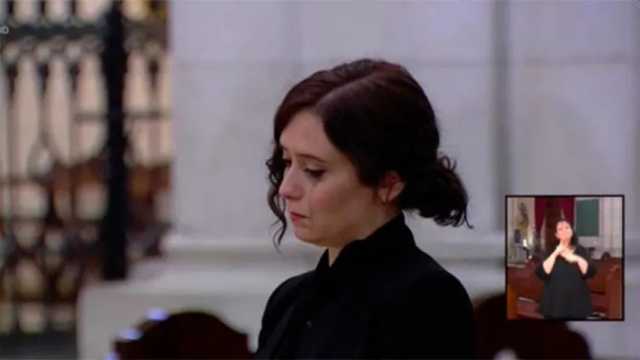 Las lágrimas de Isabel Díaz Ayuso en la Catedral de La Almudena. (Foto: Twitter)