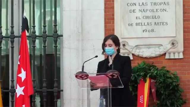 Un acto lleno de humanidad, pésame y agradecimiento en el 2 de Mayo en la Puerta del Sol. (Foto: CdeM)