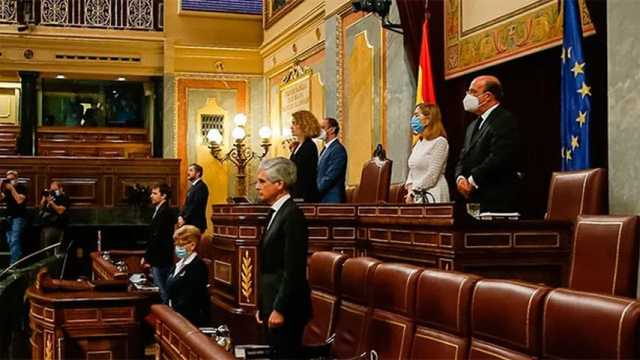 Minuto de silencio en el Pleno al comenzar el luto oficial en España. (Foto: @Congreso)