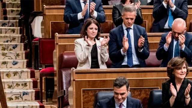 Los aplausos a Pedro Sánchez en la bancada del Congreso antes de sus vacaciones. (Foto: @PSOECongreso)